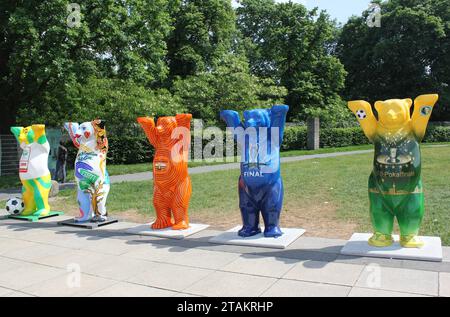 Row of United Buddy Bears - sculture in vetroresina dipinte a grandezza naturale all'Olympiastadion, Berlino, Germania. Foto Stock