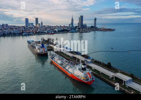 Spedire le autocisterne con produzione di GPL, petrolio o sostanze chimiche. Processo di carico della nave cisterna nel porto, vista aerea del drone. Foto Stock