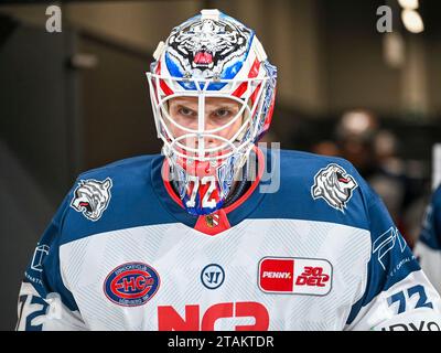 Leon Hungerecker (Nuernberg Ice Tigers, n. 72) ist voll konzentriert bevor er zu zweiten Drittel auf das Eis geht. Duesseldorfer EG vs. Nuernberg Ice Tigers, Eishockey, Penny DEL, 23. Spieltag, Saison 2023/2024, 01.12.2023 foto: Eibner-Pressefoto/Thomas Haesler Foto Stock