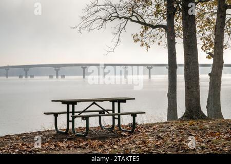 Tavolo da picnic al Colbert Ferry Park, Natchez Trace Parkway con vista sul ponte sul fiume Tennessee dal Tennessee all'Alabama, nebbioso il mese di novembre Foto Stock