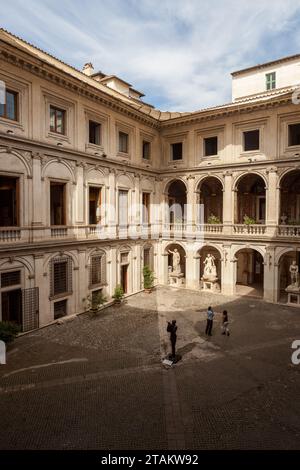 Cortile di Palazzo Altemps Piazza di Sant'Apollinare, 46, 00186 Roma RM, Italia Foto Stock