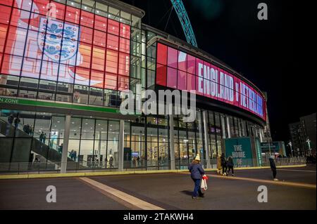 Londra, Regno Unito. 1 dicembre 2023. Stadio di Wembley pronto per la partita della UEFA Womens Nations League tra Inghilterra e Paesi Bassi Women al Wembley Stadium, Londra, Inghilterra, il 1° dicembre 2023. Foto di Phil Hutchinson. Solo per uso editoriale, licenza necessaria per uso commerciale. Nessun utilizzo in scommesse, giochi o pubblicazioni di un singolo club/campionato/giocatore. Credito: UK Sports Pics Ltd/Alamy Live News Foto Stock