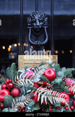 Numero 10 Downing Street con decorazioni natalizie, 2023, a Londra, Regno Unito Foto Stock