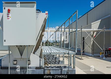 Quadro di comando elettrico su un condensatore adiabatico sul tetto di un magazzino di stoccaggio a freddo di CO2 (refrigerazione industriale). Foto Stock
