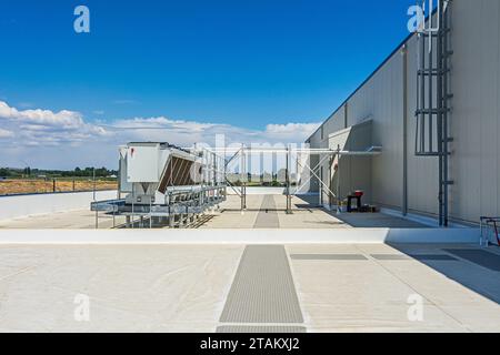 Quadro di comando elettrico su un condensatore adiabatico sul tetto di un magazzino di stoccaggio a freddo di CO2 (refrigerazione industriale). Foto Stock