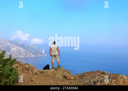 Il viaggiatore guarda il bellissimo paesaggio marino della Crimea, Sudak, Crimea, Ucraina Foto Stock