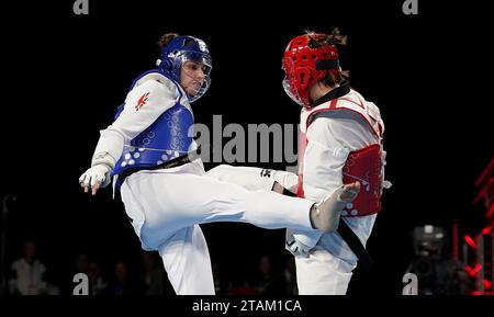 La britannica Beth Munro (sinistra) sulla strada per vincere l'oro contro Elena Savinskaya, il primo giorno della finale del World Taekwondo Grand Prix 2023 alla Manchester Regional Arena di Manchester. Data immagine: Venerdì 1 dicembre 2023. Foto Stock