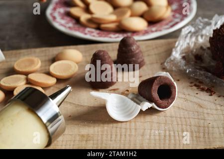 Alveari volanti o nidi di vespa, un tipo di biscotti natalizi senza cottura, con crema di eggnog Foto Stock