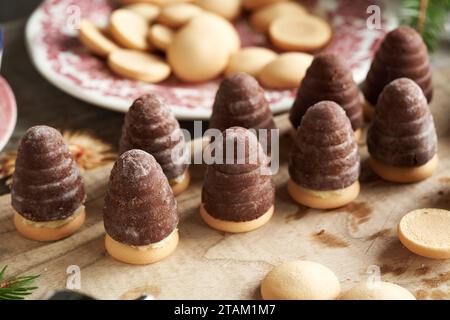 Preparazione di alveari fatti in casa o nidi di vespe - tradizionali biscotti di Natale cechi riempiti con crema di eggnog Foto Stock