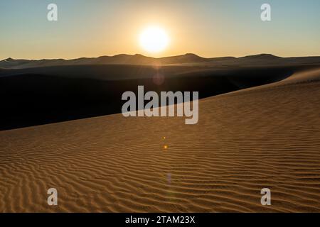 Deserto di Nazca al tramonto con riflessi lenti tra Ica e Huacachina, Perù. Foto Stock