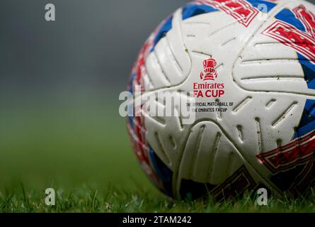 Un primo piano di un pallone ufficiale di fa Cup durante la partita del secondo turno della Emirates fa Cup a Meadow Lane, Nottingham. Data immagine: Venerdì 1 dicembre 2023. Foto Stock