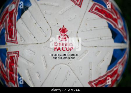 Un primo piano di un pallone ufficiale di fa Cup durante la partita del secondo turno della Emirates fa Cup a Meadow Lane, Nottingham. Data immagine: Venerdì 1 dicembre 2023. Foto Stock