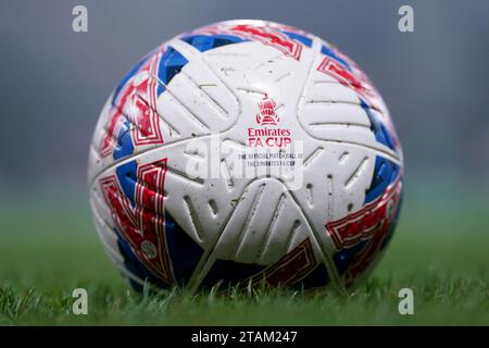 Un primo piano di un pallone ufficiale di fa Cup durante la partita del secondo turno della Emirates fa Cup a Meadow Lane, Nottingham. Data immagine: Venerdì 1 dicembre 2023. Foto Stock