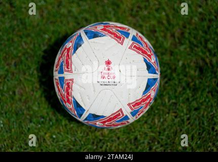 Un primo piano di un pallone ufficiale di fa Cup durante la partita del secondo turno della Emirates fa Cup a Meadow Lane, Nottingham. Data immagine: Venerdì 1 dicembre 2023. Foto Stock