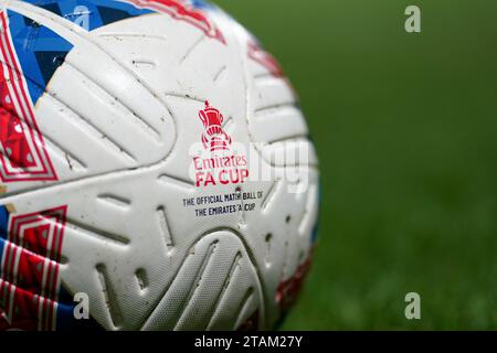 Un primo piano di un pallone ufficiale di fa Cup durante la partita del secondo turno della Emirates fa Cup a Meadow Lane, Nottingham. Data immagine: Venerdì 1 dicembre 2023. Foto Stock