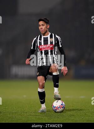 Un primo piano di un pallone ufficiale di fa Cup durante la partita del secondo turno della Emirates fa Cup a Meadow Lane, Nottingham. Data immagine: Venerdì 1 dicembre 2023. Foto Stock