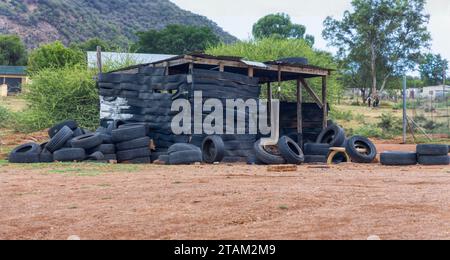 insediamento informale della cittadina, baraccopoli fatta di livelli usati Foto Stock