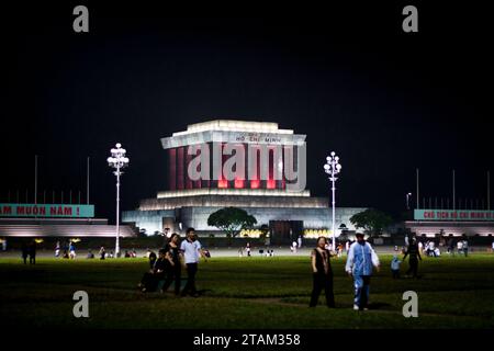 La sera i vietnamiti frequentano il Mausoleo ho chi Minh ad Hanoi, Vietnam, Asia Foto Stock