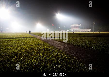 La sera i vietnamiti frequentano il Mausoleo ho chi Minh ad Hanoi, Vietnam, Asia Foto Stock