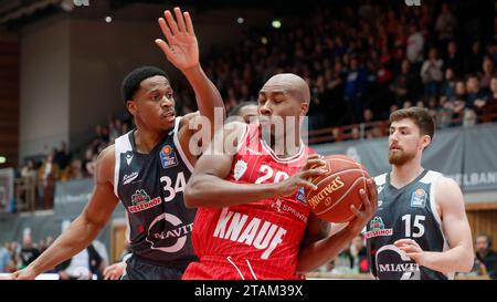 Wuerzburg, Deutschland. 1 dicembre 2023. Bild: Richmond Aririguzoh (Rasta Vechta) und Javon Bess (cesti Wuerzburg, 20), 01.12.2023, Basket, BBL, cesti di Wuerzburg - Rasta Vechta, GER, Wuerzburg, tectake Arena. Credito: dpa/Alamy Live News Foto Stock