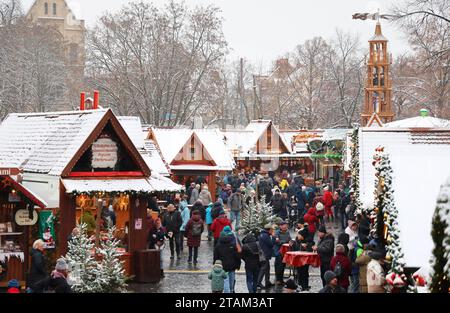 Weihnachtsmarkt Erfurt 01.12.2023, Erfurt, 173.Weihnachtsmarkt auf dem Domplatz, Blick in Richtung Pyramide, Schnee bedeckt die Daecher der Huetten *** Mercatino di Natale Erfurt 01 12 2023, Erfurt, 173 Mercatino di Natale sulla piazza della cattedrale, veduta verso la piramide, neve ricopre i tetti delle capanne credito: Imago/Alamy Live News Foto Stock