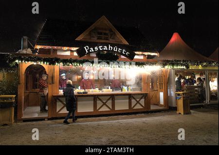 Pastahütte in un mercatino di Natale al Castello di Charlottenburg, mentre nevica a Berlino, Germania pt. 2 Foto Stock