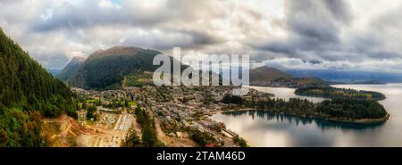 Lago Wakatipu sul lungomare del centro cittadino di Queenstown in nuova Zelanda - parco, spiaggia e strade. Foto Stock