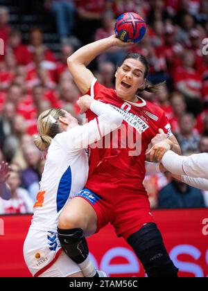 La Danimarca Helena Elver in una partita con la Serbia Jovana Jovovic durante la partita di Coppa del mondo tra Danimarca e Serbia del gruppo e durante il Campionato del mondo IHF di pallamano femminile nel turno preliminare nella Jyske Bank Boxen a Herning venerdì 1 dicembre 2023. (Foto: Bo Amstrup/Ritzau Scanpix) Foto Stock