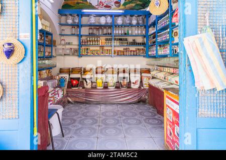 Houmt Souk, Djerba, Medenine, Tunisia. 16 marzo 2023. Un piccolo negozio che vende spezie all'Houmt Souk. Foto Stock