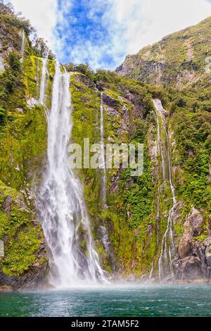 La possente Stirling cade dai ghiacciai che si sciogliono nel fiordo di Milford Sound in nuova Zelanda. Foto Stock