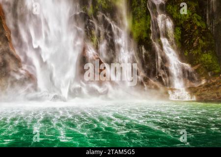 Mightly Stirling Falls in Fiordland della nuova zelanda - Milford Sound fiord dal ponte della nave da crociera passeggeri. Foto Stock