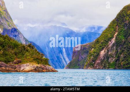 Milford Sound fiord sulla costa occidentale dell'isola meridionale in nuova Zelanda da crociera turistica in barca. Foto Stock