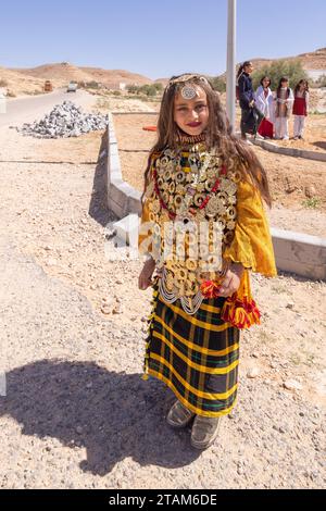 Tunisia. 17 marzo 2023. Bambini in abito tradizionale nel deserto della Tunisia rurale. Foto Stock