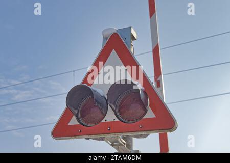 Cartello di attraversamento ferroviario innevato a Dugo Selo, Croazia Foto Stock