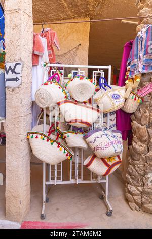 Shabikah, Tozeur, Tunisia. 18 marzo 2023. Cesti tessuti in vendita in un mercato a Shabikah. Foto Stock