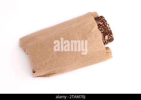 pane di segale tradizionale fatto in casa in sacchetto di carta isolato su sfondo bianco, vista dall'alto, mattoni di pane di segale intero con crosta croccante e crema solare Foto Stock