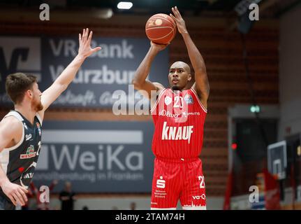 Wuerzburg, Deutschland. 1 dicembre 2023. Bild: Javon Bess (cesti Wuerzburg, 20) mit einem Dreier, Ryan Schwieger (Rasta Vechta, 15) (l), 01.12.2023, Basket, BBL, cesti di Wuerzburg - Rasta Vechta, GER, Wuerzburg, tectake Arena. Credito: dpa/Alamy Live News Foto Stock