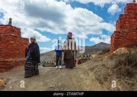 I pellegrini al Monastero di lo Gekar nel villaggio di Ghar sono i gompa buddisti più antichi del Nepal, costruiti da Guru Rimpoche nell'VIII secolo - Distretto di Mustang, ne Foto Stock