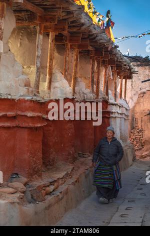 Antichi cortili a lo Manthang, la capitale del distretto di Mustang, Nepal Foto Stock