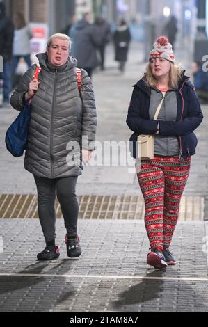 Broad Street, Birmingham 1° dicembre 2023 - i rivenditori sono andati nel centro di Birmingham il venerdì sera indossando abiti natalizi in occasione dell'inizio delle festività natalizie. Molti sono stati visti passeggiare lungo la famigerata strada della vita notturna di Broad Street in gruppi di lavoro. Un mazzo di donne indossava abiti natalizi, tra cui un tacchino, un germoglio, la Stella Nord e diverse renne. Altri furono avvistati indossando pupazzi di neve, un regalo e abiti da elfo lungo New Street nel centro della città. Centinaia di persone si sono anche imbattute nel mercato di Francoforte su Victoria Square. Nonostante il congelamento della nebbia e le temperature inferiori allo zero, alcuni pa Foto Stock