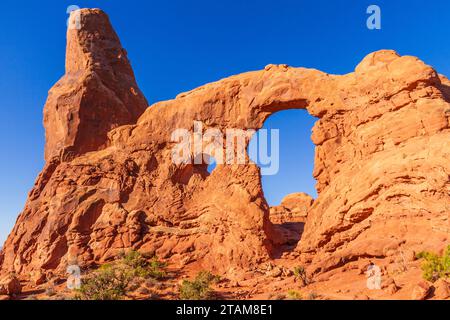 Luce di prima mattina sul Turret Arch nel Parco Nazionale degli Arches nello Utah. Foto Stock