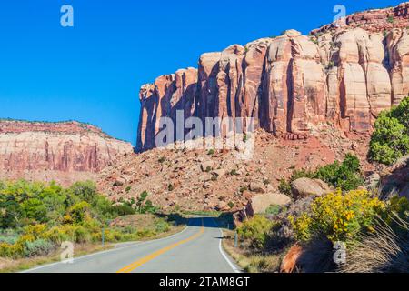 Utah 211 strada panoramica nello Utah, designata come Indian Creek Corridor Scenic Byway, passa attraverso un paesaggio di rocce e formazioni di arenaria. Foto Stock