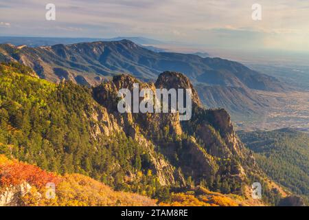 Vista della foresta nazionale di Cibola e delle montagne Sandia dalla funivia di Sandia Peak nel New Mexico. Foto Stock
