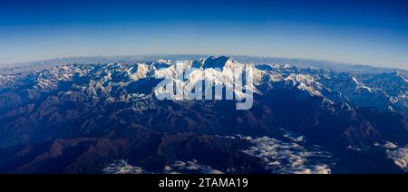 Monte Everest, la montagna più alta del mondo al confine tra Nepal e Cina nella sottogamma dell'Himalaya Mahalangur, vista da sud Foto Stock