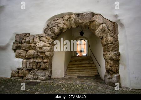 Ratisbona, Baviera – DE – 5 giugno 2023 Vista orizzontale dei resti delle mura della fortezza romana, tra cui la porta Praetoria Foto Stock