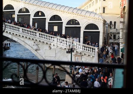 Venezia affollata di turisti lungo la balaustra del ponte di Rialto, guarda, fotografa il Canal grande, le gondole, Venezia, Italia Foto Stock