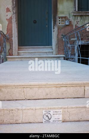 Segni di sovraffollamento che travolge Venezia e buone maniere – No picnic – non sedetevi, sulle scale e piccoli spazi dove gli escursionisti potrebbero provare a prendere il sopravvento Foto Stock