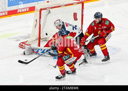 Eishockey DEL - Düsseldorfer EG vs Nürnberg Ice Tigers AM 01.12.2023 im PSD Bank Dome in Düsseldorf Düsseldorfs Alec McCrea (Nr.3) und Düsseldorfs Torhüter Henrik Haukeland (Nr.40) klären gegen Nürnbergs Dane Fox (Nr.74) foto: Osnapix Foto Stock