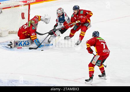 Eishockey DEL - Düsseldorfer EG vs Nürnberg Ice Tigers AM 01.12.2023 im PSD Bank Dome in Düsseldorf Düsseldorfs Alec McCrea (Nr.3) und Düsseldorfs Torhüter Henrik Haukeland (Nr.40) klären gegen Nürnbergs Dane Fox (Nr.74) foto: Osnapix Foto Stock