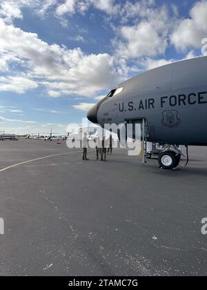 Ventitré cadetti ROTC dell'Air Force dei distaccamenti 842 e 840 volarono con il 507th Air Refueling Wing a bordo di un KC-135 3 novembre 2023, e sperimentarono un rifornimento aereo in prima persona. DET. 842 cadetti studiano presso l'Università del Texas a San Antonio e Det. 840 cadetti sono iscritti alla Texas State University. Il ROTC è offerto in più di 1.100 college e università in tutto il paese e sviluppa i leader del futuro preparando gli studenti a diventare ufficiali nell'aeronautica o nella forza spaziale degli Stati Uniti mentre conseguono una laurea universitaria. (Foto dell'aeronautica militare statunitense di Lauren Kelly) Foto Stock